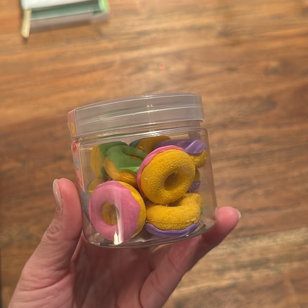 Erasers shaped like donuts - Picture 3 of 4